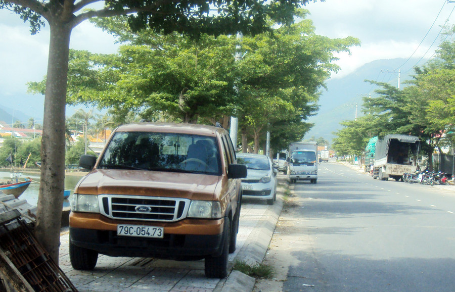 Vỉa hè bị biến thành bãi để xe tư nhân Vỉa hè bị biến thành bãi để xe tư nhân