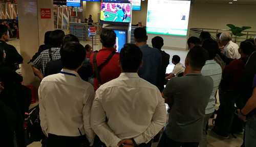 Nhiều hành khách nán lại xem loạt penalty giữa đội tuyển Việt Nam và Jordan. Ảnh: Mạnh Khải.