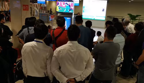 Người Việt trách đội tuyển vì "trận nào cũng căng thẳng tột độ" ảnh 2 Nhiều hành khách nán lại xem loạt penalty giữa đội tuyển Việt Nam và Jordan. Ảnh: Mạnh Khải.