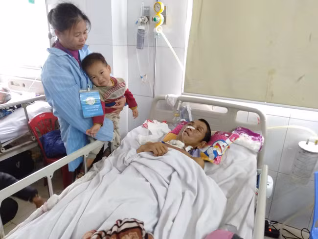 Bé trai 2 tuổi sợ hãi, khóc thét sau 2 tháng gặp lại bố bị tai nạn giao thông - Ảnh 10.