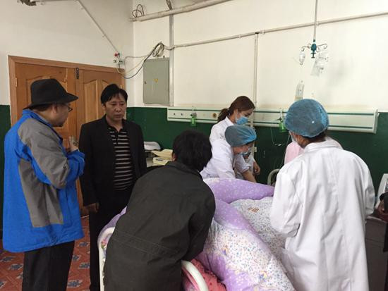 Mẹ 9X sinh đôi, người thân vừa thấy 2 đứa trẻ thì bỏ đi gấp khỏi bệnh viện ảnh 3 y ta mung ro vi me 9x sinh doi, nguoi than thay 2 dua tre thi bo di gap - 3