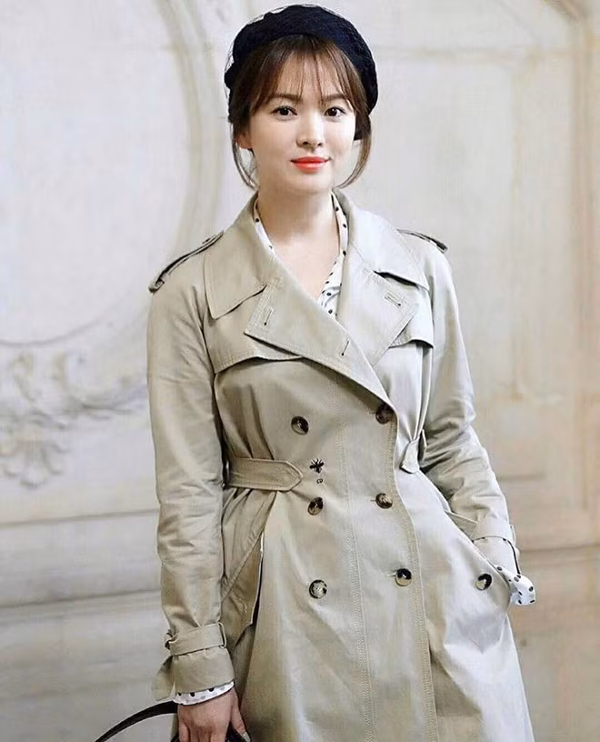 Ngoài mặt nạ dưỡng da mặt, Song Hye Kyo cũng đầu tư rất nhiều vào son dưỡng và mặt nạ môi để phần da mỏng manh này luôn được cấp ẩm đầy đủ. Ảnh: Dior. Bat mi bi quyet gin giu ve dep khong tuoi cua Song Hye Kyo hinh anh 5