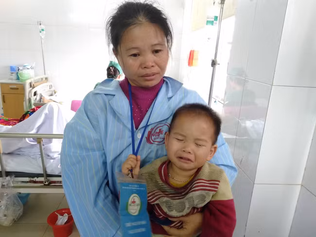 Bé trai 2 tuổi sợ hãi, khóc thét sau 2 tháng gặp lại bố bị tai nạn giao thông - Ảnh 4.