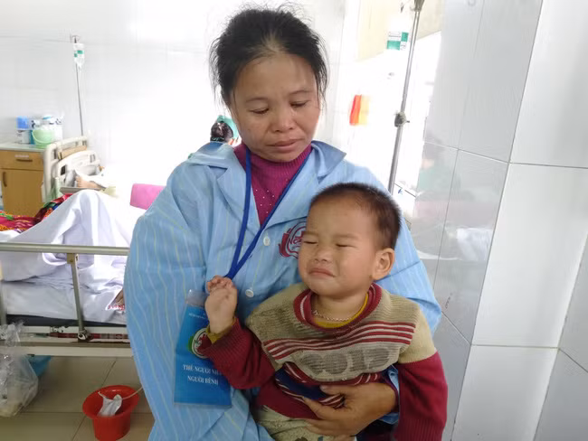 Bé trai 2 tuổi sợ hãi, khóc thét sau 2 tháng gặp lại bố bị tai nạn giao thông - Ảnh 9.