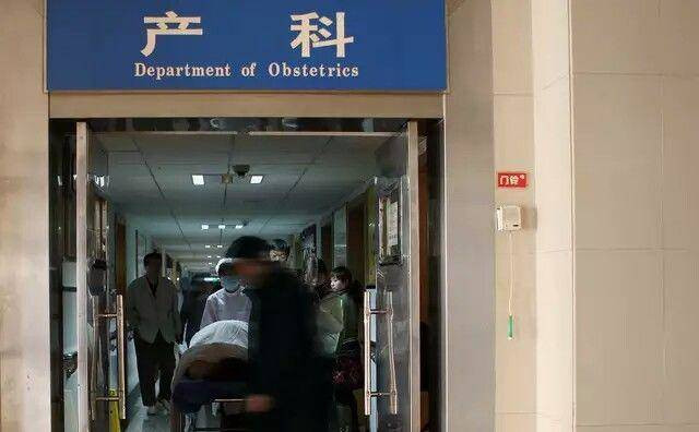 Mẹ 9X sinh đôi, người thân vừa thấy 2 đứa trẻ thì bỏ đi gấp khỏi bệnh viện ảnh 1 y ta mung ro vi me 9x sinh doi, nguoi than thay 2 dua tre thi bo di gap - 1