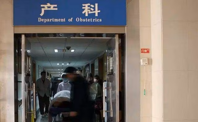 y ta mung ro vi me 9x sinh doi, nguoi than thay 2 dua tre thi bo di gap - 1