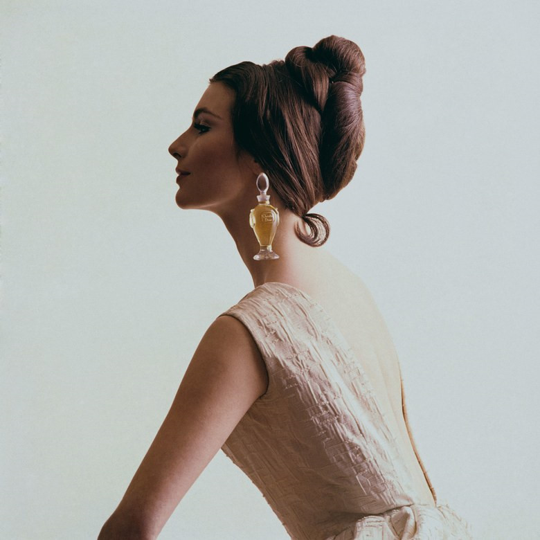 Không phải ai cũng biết dùng nước hoa đúng cách. Ảnh: Vogue. 5 sai lam pho bien khi su dung nuoc hoa khong phai ai cung biet hinh anh 1