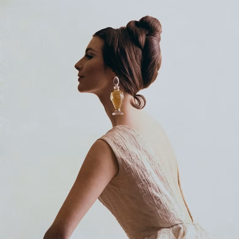 Không phải ai cũng biết dùng nước hoa đúng cách. Ảnh: Vogue. 5 sai lam pho bien khi su dung nuoc hoa khong phai ai cung biet hinh anh 1