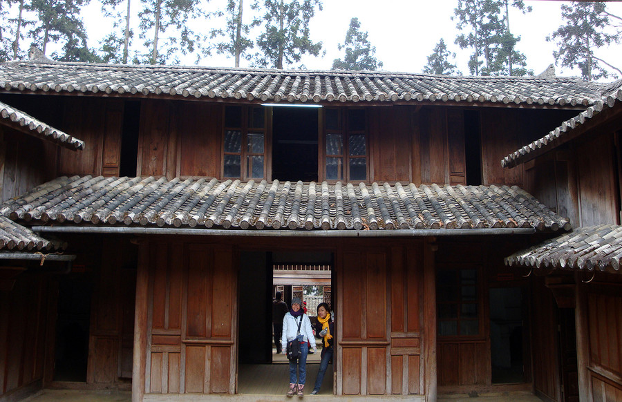 Du khách đến tham quan dinh thự vua Mèo Du khách đến tham quan dinh thự vua Mèo