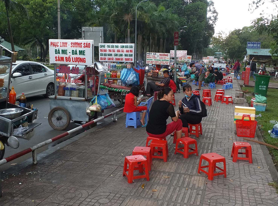 Cả lòng đường Đặng Văn Sâm và vỉa hè đều trở thành nơi họp chợ…