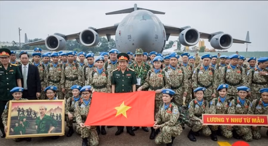 Tác phẩm “Lực lượng gìn giữ hòa bình Việt Nam xuất quân làm nhiệm vụ quốc tế” đoạt giải Đặc biệt của tác giả Nguyễn Tiến Thành