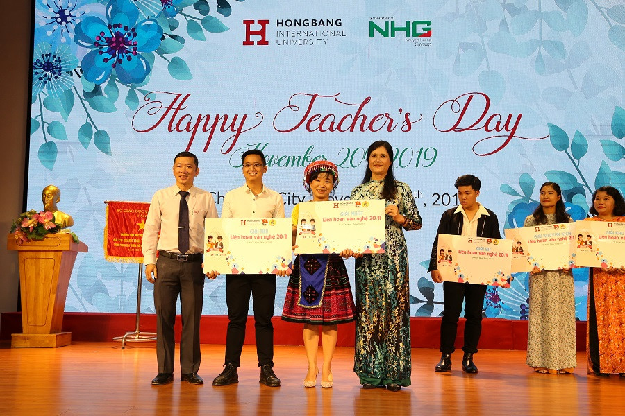 Trao giải cho các GV tham gia phong trào văn nghệ chào mừng ngày Nhà giáo Việt Nam 20/11