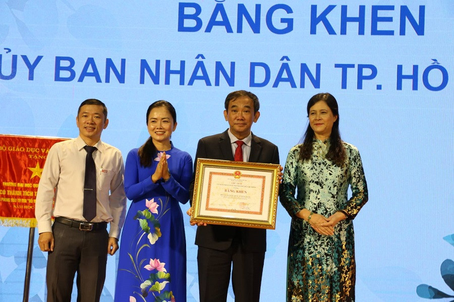Tập thể Trường ĐH Quốc tế Hồng Bàng đón nhận bằng khen của UBND TP.HCM