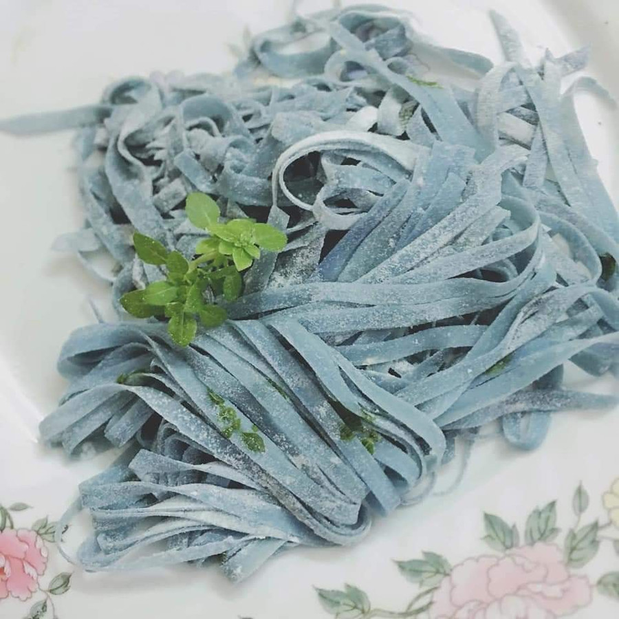 Mỳ được cắt thành sợi, phơi khô và bảo quản trong tủ lạnh cho bé ăn dần. Mỳ được cắt thành sợi, phơi khô và bảo quản trong tủ lạnh cho bé ăn dần.