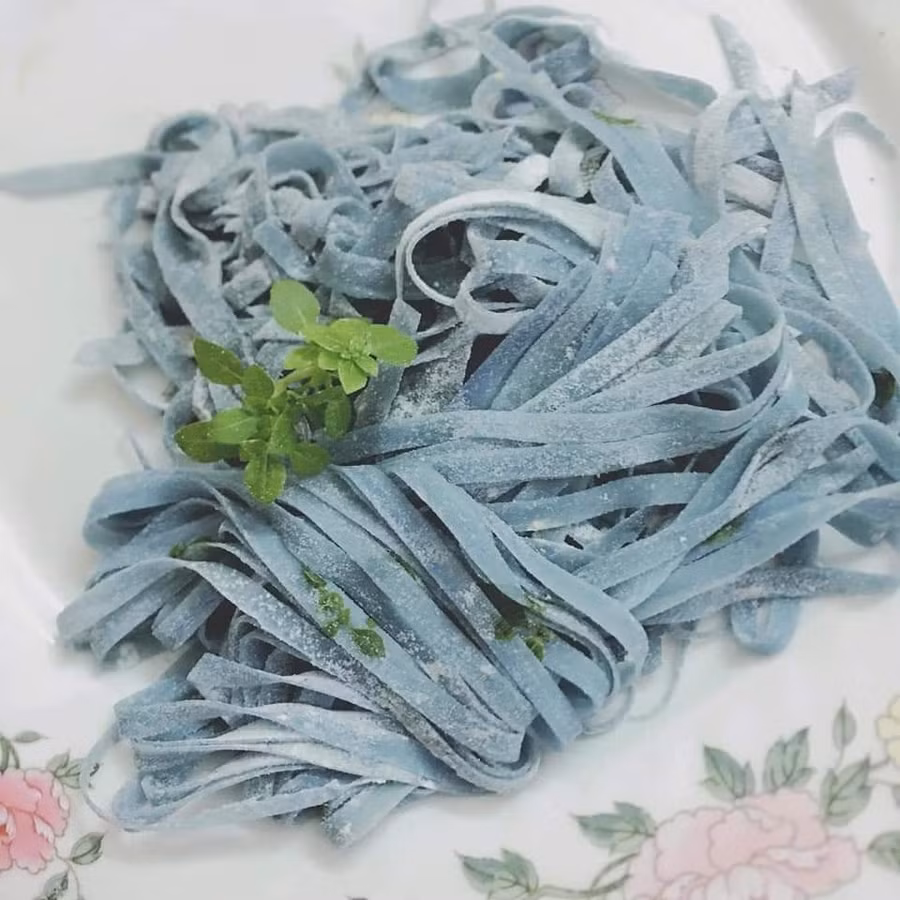 Mỳ được cắt thành sợi, phơi khô và bảo quản trong tủ lạnh cho bé ăn dần.