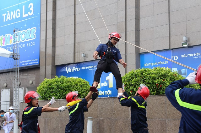 Song song với việc chữa cháy, lực lượng đơn vị, xe cứu hộ, xe thang... được triển khai đến hiện trường phối hợp giải cứu các nạn nhân.