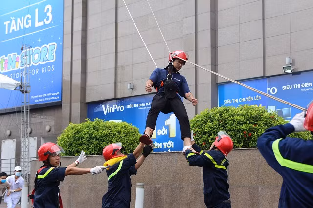 Song song với việc chữa cháy, lực lượng đơn vị, xe cứu hộ, xe thang... được triển khai đến hiện trường phối hợp giải cứu các nạn nhân.