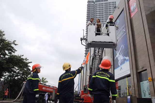 Đây cũng là dịp để đánh giá tính năng, tác dụng, hiệu quả thực tế của các loại phương tiện, thiết bị chữa cháy, tìm kiếm CNCH, thông tin liên lạc và công tác hậu cần phục vụ chiến đấu...