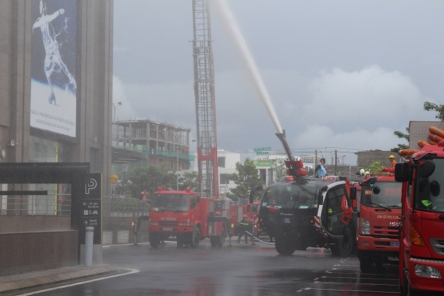 Xe cứu hỏa Rosenbauer Panther hiện đại bậc nhất được huy động tham gia diễn tập.