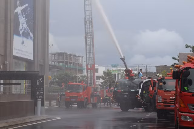 Xe cứu hỏa Rosenbauer Panther hiện đại bậc nhất được huy động tham gia diễn tập.