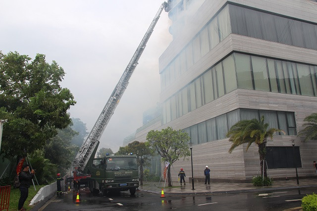 Gần 100 phương tiện bao gồm xe chữa cháy, xe thang, xe CHCN, xe chỉ huy, xe cứu thương... được huy động tham gia diễn tập chữa cháy, trong đó lần đầu tiên tại TP Đà Nẵng có sự xuất hiện của trực thăng tham gia công tác cứu hộ cứu nạn.