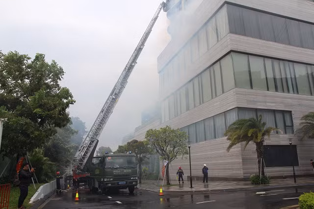 Gần 100 phương tiện bao gồm xe chữa cháy, xe thang, xe CHCN, xe chỉ huy, xe cứu thương... được huy động tham gia diễn tập chữa cháy, trong đó lần đầu tiên tại TP Đà Nẵng có sự xuất hiện của trực thăng tham gia công tác cứu hộ cứu nạn.