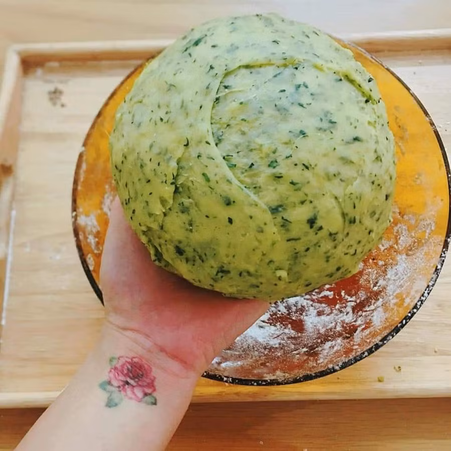 Trộn đều bộn và các loại rau củ đã xay nhuyễn, ủ bột từ 30 phút đến 1 tiếng.