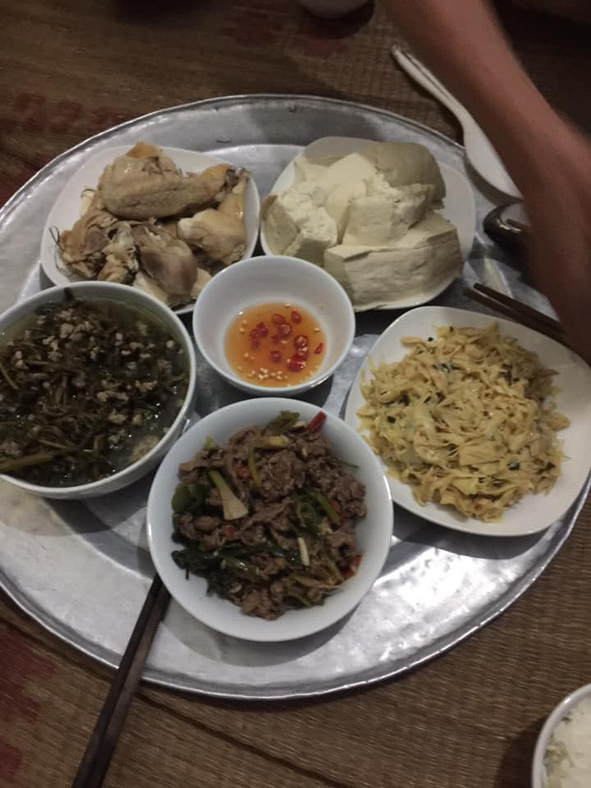 Chồng vào bếp làm mâm cơm 5 món “khá ổn”, nhưng hội chị em vẫn phì cười vì chi tiết này ảnh 2 Mâm cơm 5 món anh chồng tự tay thực hiện.