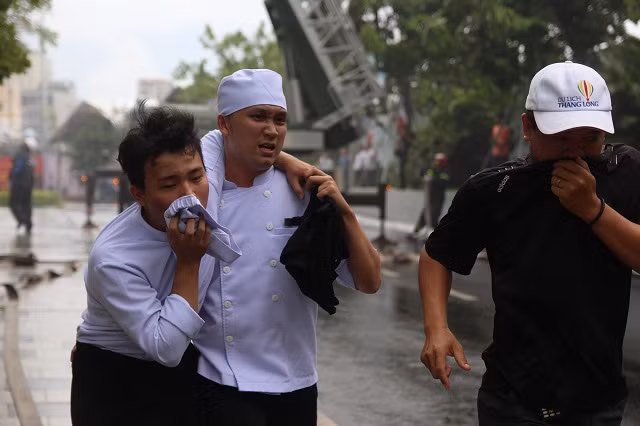 Ngay khi sự cố xảy ra, nhân viên của tòa nhà nhanh chóng báo động và báo cho lực lượng Cảnh sát Phòng cháy chữa cháy, đồng thời tiến hành tổ chức sơ tán người bị nạn và sử dụng các bình chữa cháy tại chỗ để chữa cháy ban đầu.