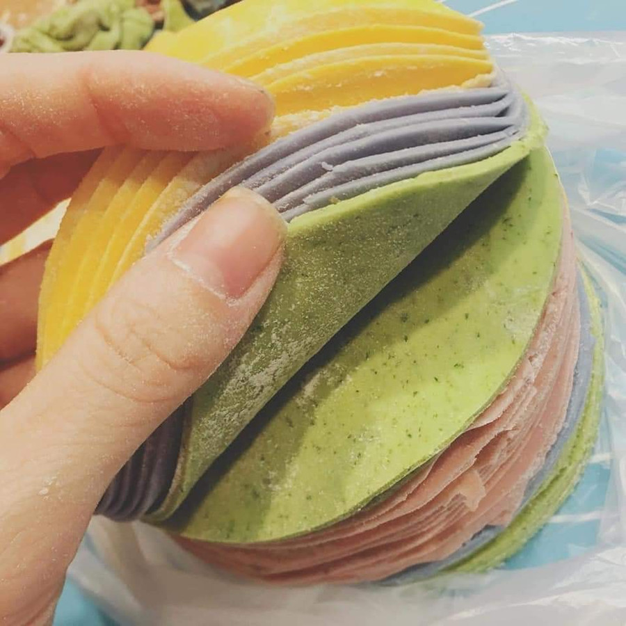 Vỏ bánh hoành thánh với màu sắc bắt mắt. Vỏ bánh hoành thánh với màu sắc bắt mắt.