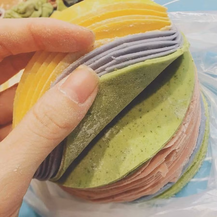 Vỏ bánh hoành thánh với màu sắc bắt mắt.