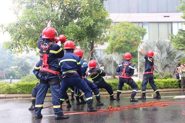Triển khai lực lượng cứu hộ, cứu nạn những nạn nhân bị mắc kẹt trên các tầng cao của tòa nhà theo tình huống giả định.
