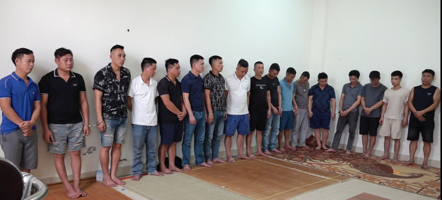 Nhóm người đánh bạc và tổ chức đánh bạc bị công an bắt giữ. Ảnh: CANA