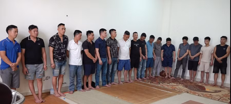 Nhóm người đánh bạc và tổ chức đánh bạc bị công an bắt giữ. Ảnh: CANA