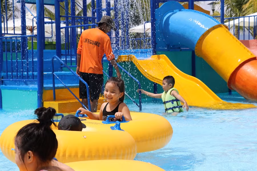 Sự phục vụ chu đáo, tận tâm của nhân viên Crystal Bay Hospitality làm hài lòng du khách