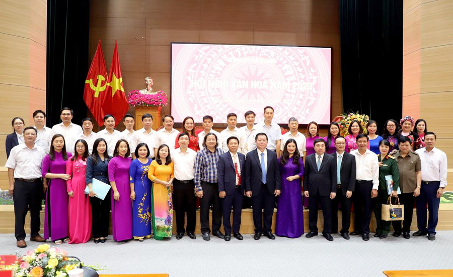 Đại biểu chụp ảnh lưu niệm. Đại biểu chụp ảnh lưu niệm.