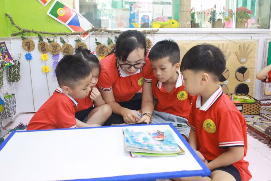 Nghị quyết được ban hành sẽ giúp cho các thầy, cô giáo yên tâm công tác và tạo điều kiện cho các nhà trường có đủ đội ngũ giáo viên thực hiện nhiệm vụ giáo dục.