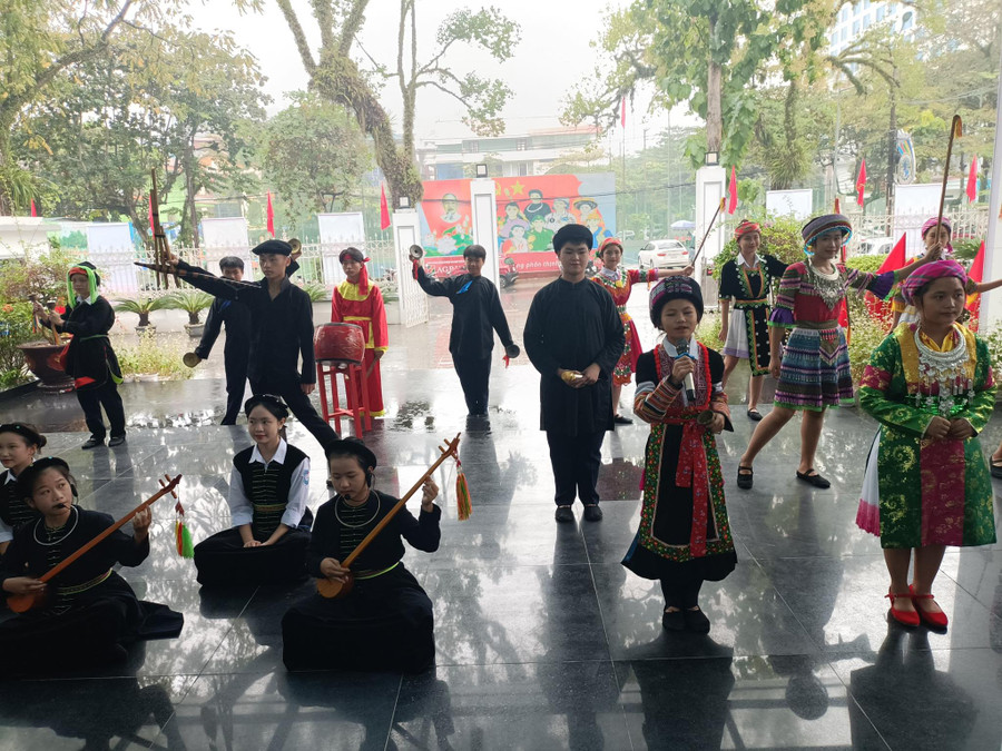 Học sinh các dân tộc tại Hà Giang tham dự Hội nghị. Học sinh các dân tộc tại Hà Giang tham dự Hội nghị.