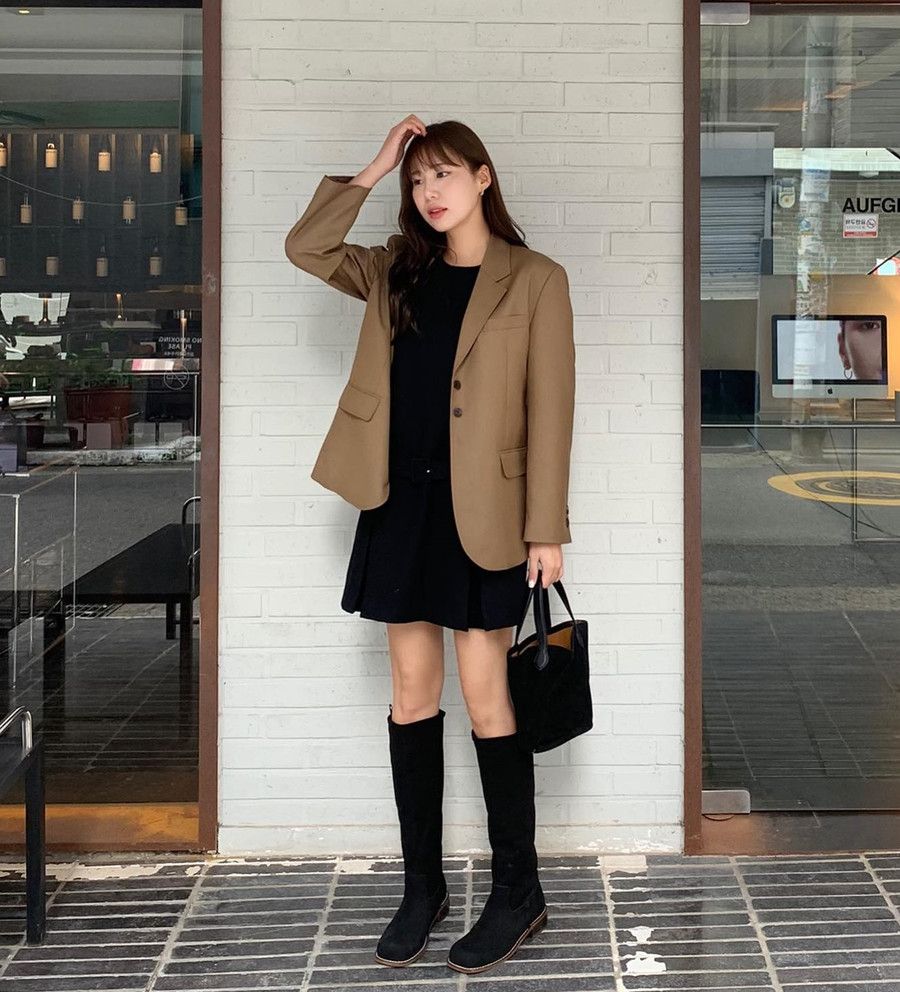 Váy ngắn và blazer luôn kết hợp rất ăn ý. Váy ngắn và blazer luôn kết hợp rất ăn ý.