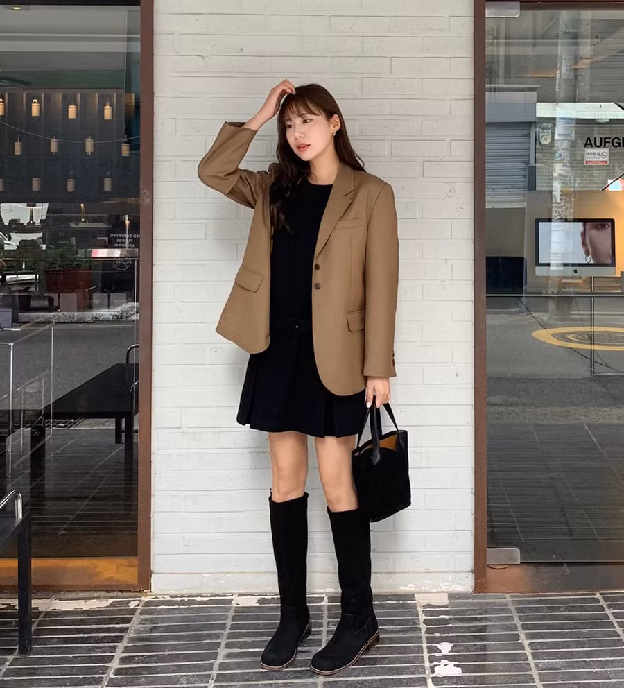 Váy ngắn và blazer luôn kết hợp rất ăn ý.