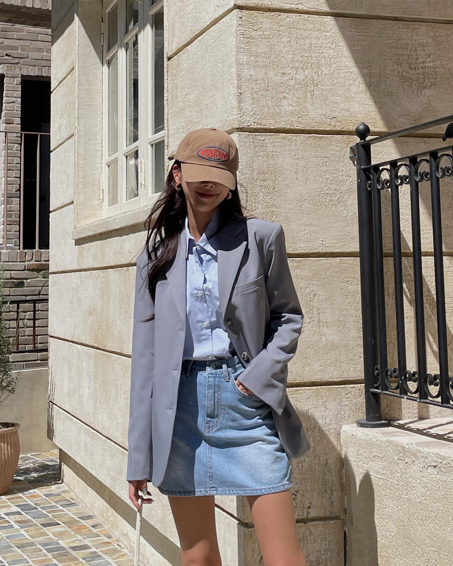 Chị em hoàn toàn có thể diện blazer theo cách năng động, phóng khoáng. Cụ thể, các nàng hãy kết hợp blazer với áo sơ mi và chân váy denim bụi bặm. Chị em hoàn toàn có thể diện blazer theo cách năng động, phóng khoáng. Cụ thể, các nàng hãy kết hợp blazer với áo sơ mi và chân váy denim bụi bặm.