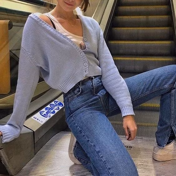 Vào những ngày mưa lạnh không biết mặc gì thì rất đơn giản, các nàng chỉ cần mix một chiếc áo phông trắng cùng quần jeans, đi sneakers rồi khoác bên ngoài chiếc áo cardigan là đã rất ổn.