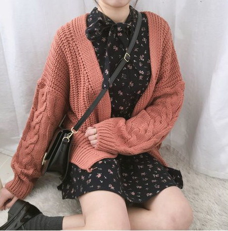 Set đồ với một chiếc váy liền đen khoác bên ngoài áo cardigan màu đỏ tưởng chừng đơn giản nhưng cực kỳ ấn tượng, nổi bật. Cũng là một lựa chọn hoàn hảo nếu các nàng muốn vẻ ngoài của mình thêm trẻ trung, cá tính. Set đồ với một chiếc váy liền đen khoác bên ngoài áo cardigan màu đỏ tưởng chừng đơn giản nhưng cực kỳ ấn tượng, nổi bật. Cũng là một lựa chọn hoàn hảo nếu các nàng muốn vẻ ngoài của mình thêm trẻ trung, cá tính.