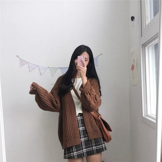 Sự lựa chọn tuyệt vời cho các cô nàng có chiều cao khiêm tốn, bởi vì chân váy chính là item giúp chân dài hơn và giúp các nàng cao hơn. Kết hợp với áo cardigan mặc ngoài, các nàng càng trông có vẻ cao hơn nữa. Sự lựa chọn tuyệt vời cho các cô nàng có chiều cao khiêm tốn, bởi vì chân váy chính là item giúp chân dài hơn và giúp các nàng cao hơn. Kết hợp với áo cardigan mặc ngoài, các nàng càng trông có vẻ cao hơn nữa.