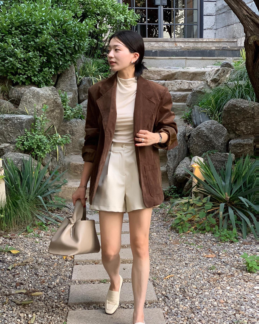 Bên trong áo blazer, bạn nên mặc áo thun mỏng nhẹ và đừng quên sơ vin để bộ đồ có sự chỉn chu, tôn dáng. Đôi giày loafer sẽ nâng tầm phong cách hiệu quả. Bên trong áo blazer, bạn nên mặc áo thun mỏng nhẹ và đừng quên sơ vin để bộ đồ có sự chỉn chu, tôn dáng. Đôi giày loafer sẽ nâng tầm phong cách hiệu quả.