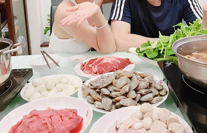 Vừa trăng mật về, vợ chồng Đông Nhi được bố mẹ chiêu đãi thịnh soạn, bất ngờ nhất là món ăn này ảnh 4 Vừa trăng mật về, vợ chồng Đông Nhi được bố mẹ khao tiệc, ai cũng hô to 1 món ăn-4
