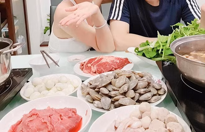 Vừa trăng mật về, vợ chồng Đông Nhi được bố mẹ khao tiệc, ai cũng hô to 1 món ăn-4