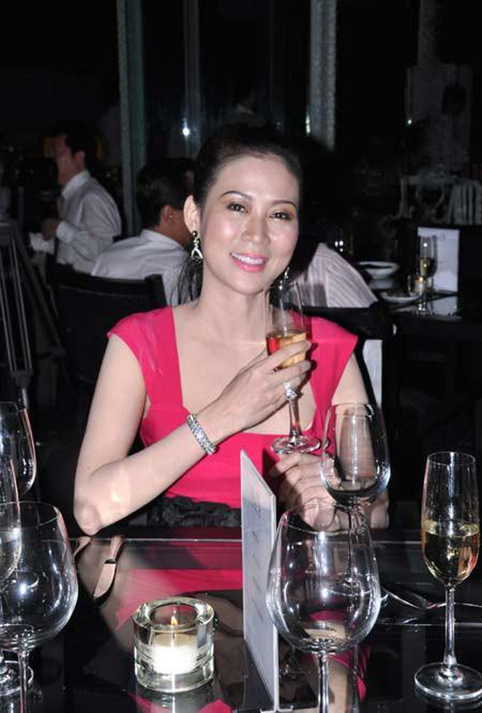 Nhan sắc sang trọng, đài các thời son trẻ của Diễm Hương ảnh 13