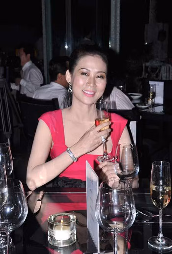 Nhan sắc sang trọng, đài các thời son trẻ của Diễm Hương ảnh 13