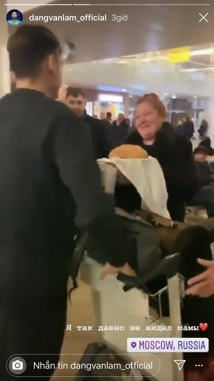 Đón con trở về, hành động của mẹ Đặng Văn Lâm “đốn tim” người hâm mộ ảnh 2 Mẹ Văn Lâm mang bánh ra sân bay tặng con